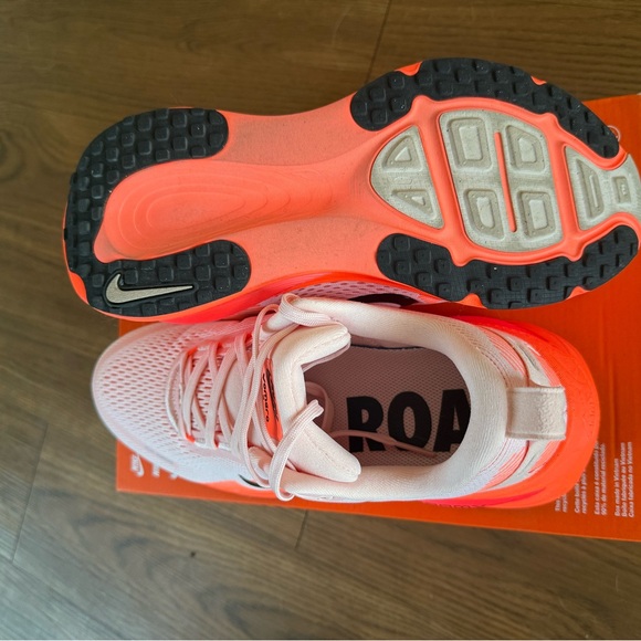 Women’s Nike Vomero 18s - Picture 3 of 3